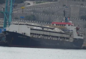 Navio cargueiro atracado no porto.