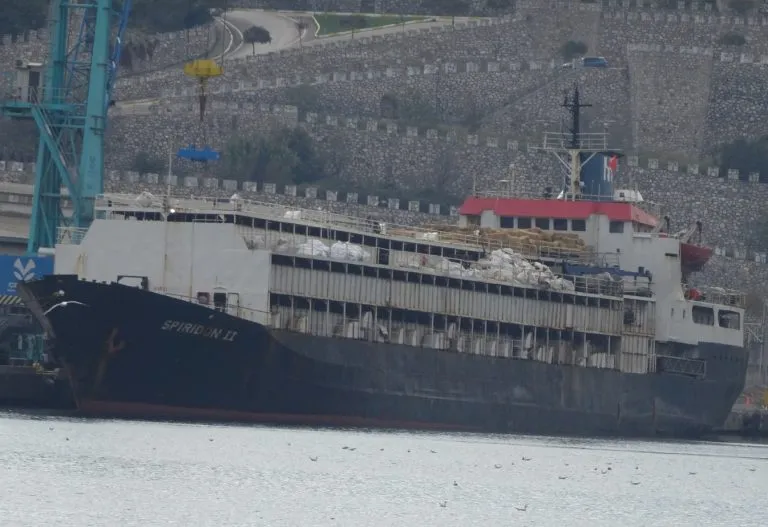 Navio cargueiro atracado no porto.